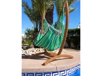 Support fauteuil suspendu Paquito Eucalyptus situé dans un jardin au bord de la piscine