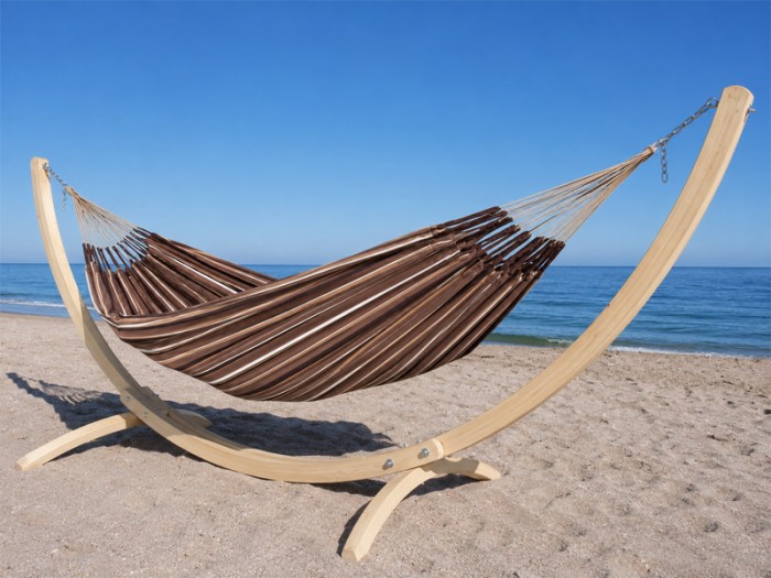 Hamac sur pied Maya XL Choco Oro située au bord de la mer