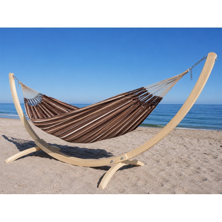 Hamac sur pied Maya XL Choco Oro située au bord de la mer