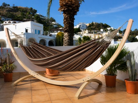 Hamac sur pied Maya XL Choco Oro située sur une terrasse tropicale