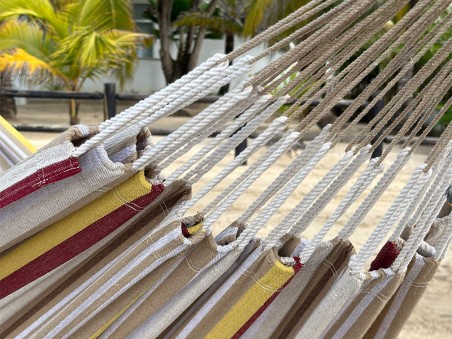 Gros plan sur les extrémités tressées du hamac en coton recyclé
