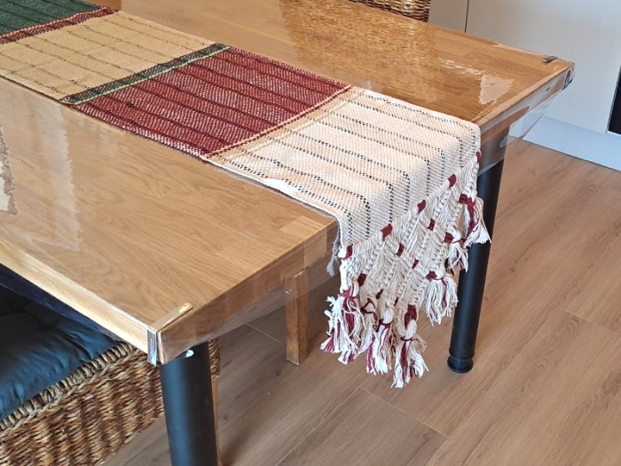 Chemin de table en coton artisanal vénézuélien, posé sur une table en bois