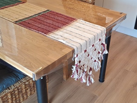 Chemin de table en coton artisanal vénézuélien, posé sur une table en bois
