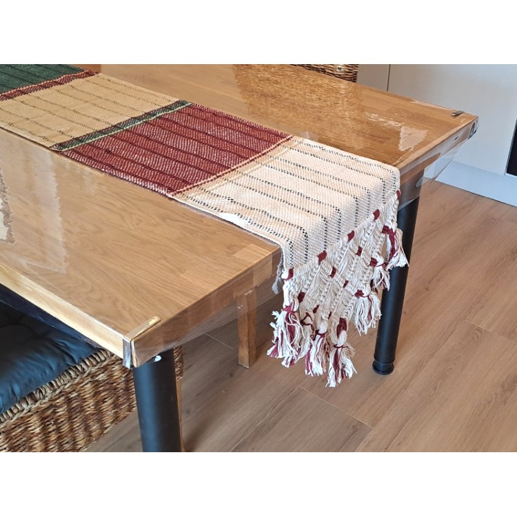 Chemin de table en coton artisanal vénézuélien, posé sur une table en bois