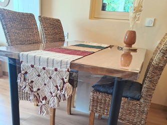 Chemin de table sur une table de salle à manger en bois