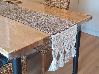 Runner da tavola in cotone artigianale venezuelano, posato su un tavolo di legno
