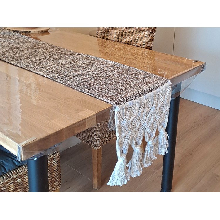 Chemin de table en coton artisanal vénézuélien, posé sur une table en bois