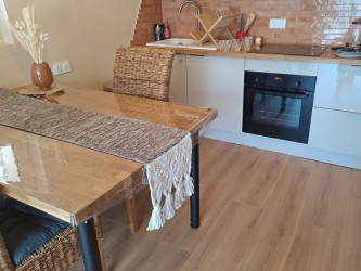Chemin de table sur une table de salle à manger en bois