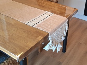 Chemin de table en coton artisanal vénézuélien, posé sur une table en bois