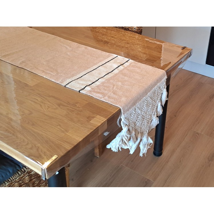 Chemin de table en coton artisanal vénézuélien, posé sur une table en bois