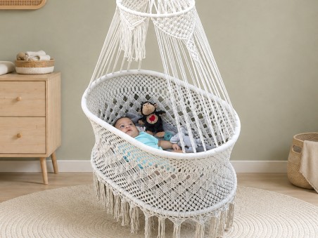 bébé dans un berceau hamac