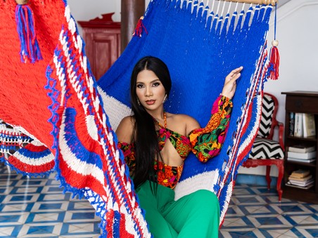 Femme présentant le hamac Francia aux couleurs du drapeau français