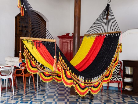 Hamacs à barre Alemania suspendus dans un intérieur au style colonial