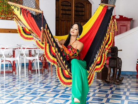 Femme présentant le hamac Alemania aux couleurs du drapeau allemand