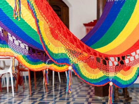 Détail du tissage coloré et des franges artisanales du hamac à barre Pride