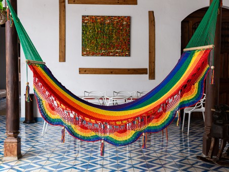 Hamac à barre L Pride multicolore en coton, fabriqué artisanalement au Nicaragua