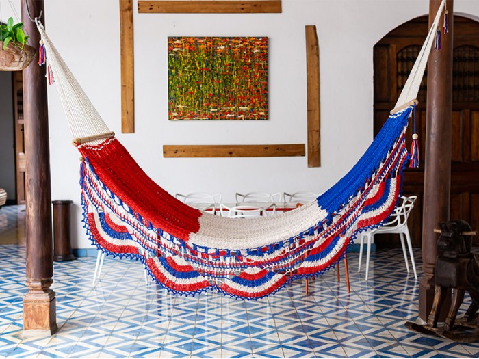 Hamac à barre L Francia en coton aux couleurs bleu, blanc et rouge