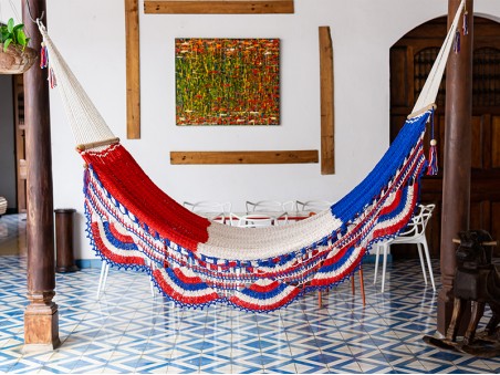 Hamac à barre L Francia en coton aux couleurs bleu, blanc et rouge
