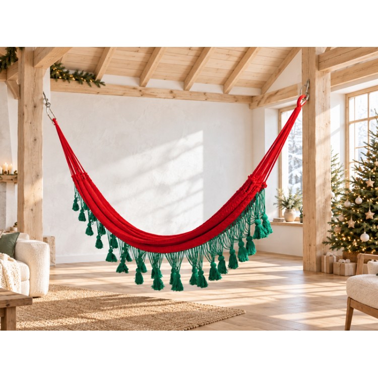 Hamac de Noël située dans une salle décorée pour Noël