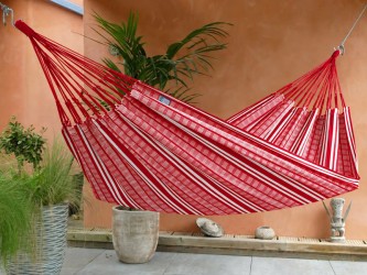 Hamac POLIGONO XXL Rojo en una terraza