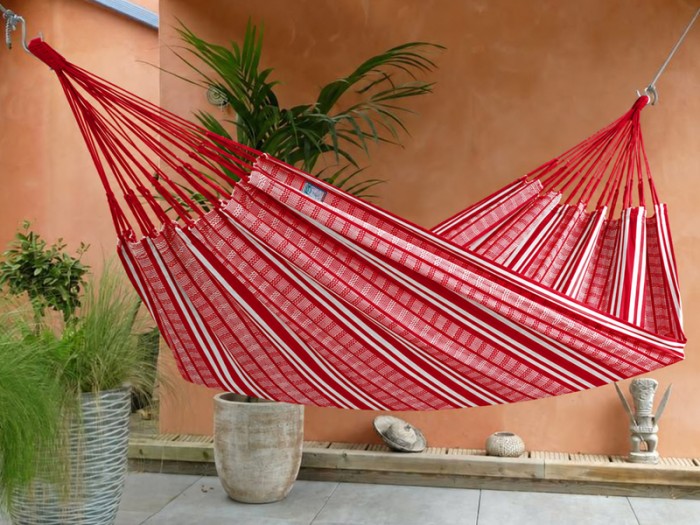 Hamac POLIGONO XXL Rojo en una terraza