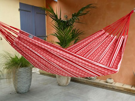 Hamac POLIGONO XXL Rojo en una terraza