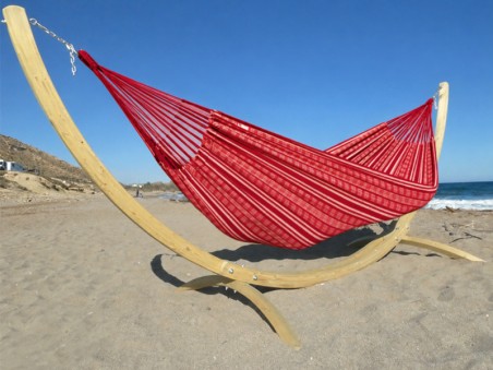 Amaca con supporto Maya XXL poligono rosso situata sul bordo del mare