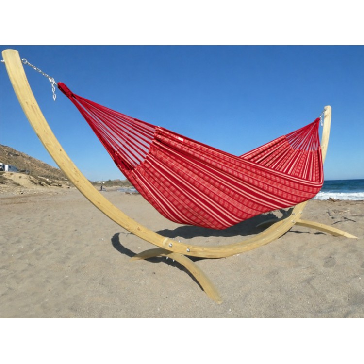 Amaca con supporto Maya XXL poligono rosso situata sul bordo del mare