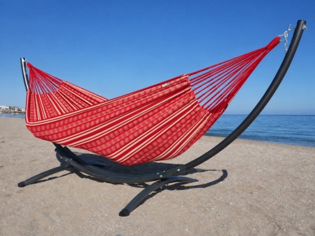 Hamac sur pied Azteka XXL poligono rouge située au bord de la mer