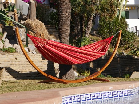 Support en bois pour hamac situé sur le sable de la mer