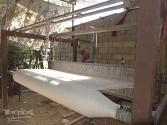 Métier à tisser traditionnel dans un atelier vénézuélien – fabrication artisanale de hamacs