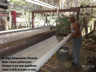 Artisan au Venezuela tissant un hamac traditionnel sur métier manuel, héritage culturel unique