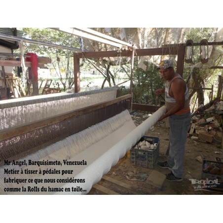Artisan au Venezuela tissant un hamac traditionnel sur métier manuel, héritage culturel unique