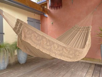 Hamac marron avec franges sur fond blanc