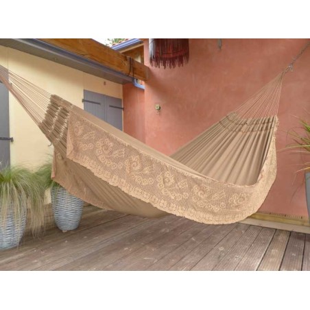 Hamac marron avec franges sur fond blanc