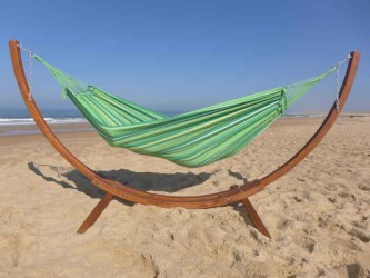 Hamac XL vert multicolore avec support en bois sur fond blanc
