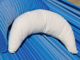 Coussin de hamac écru apportant confort et soutien, installé sur hamac bleu