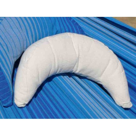 Coussin de hamac écru apportant confort et soutien, installé sur hamac bleu