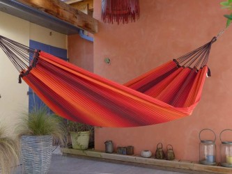 Hamac L orange et marron sur fond blanc