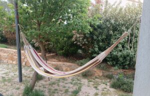 hamac XL accroché sur un poteau et sur un mur